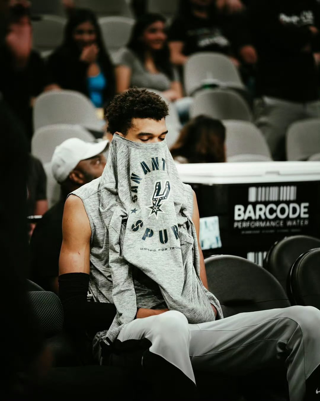 包含平易近人！美媒TMZSports晒文班亚马东京夜游照片的词条