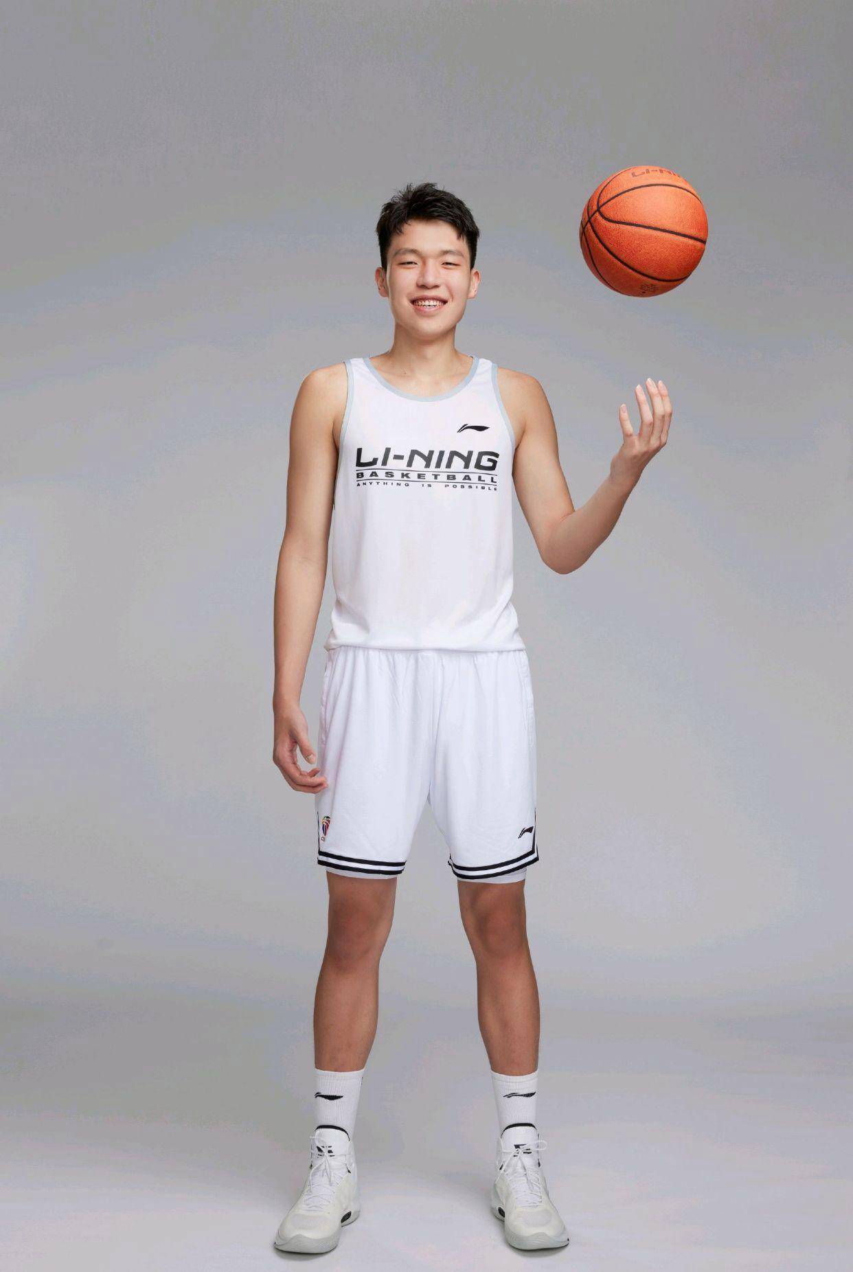 关于杨瀚森正式出发前往纽约！26天试训14站：赔率最看好太阳选中他的信息