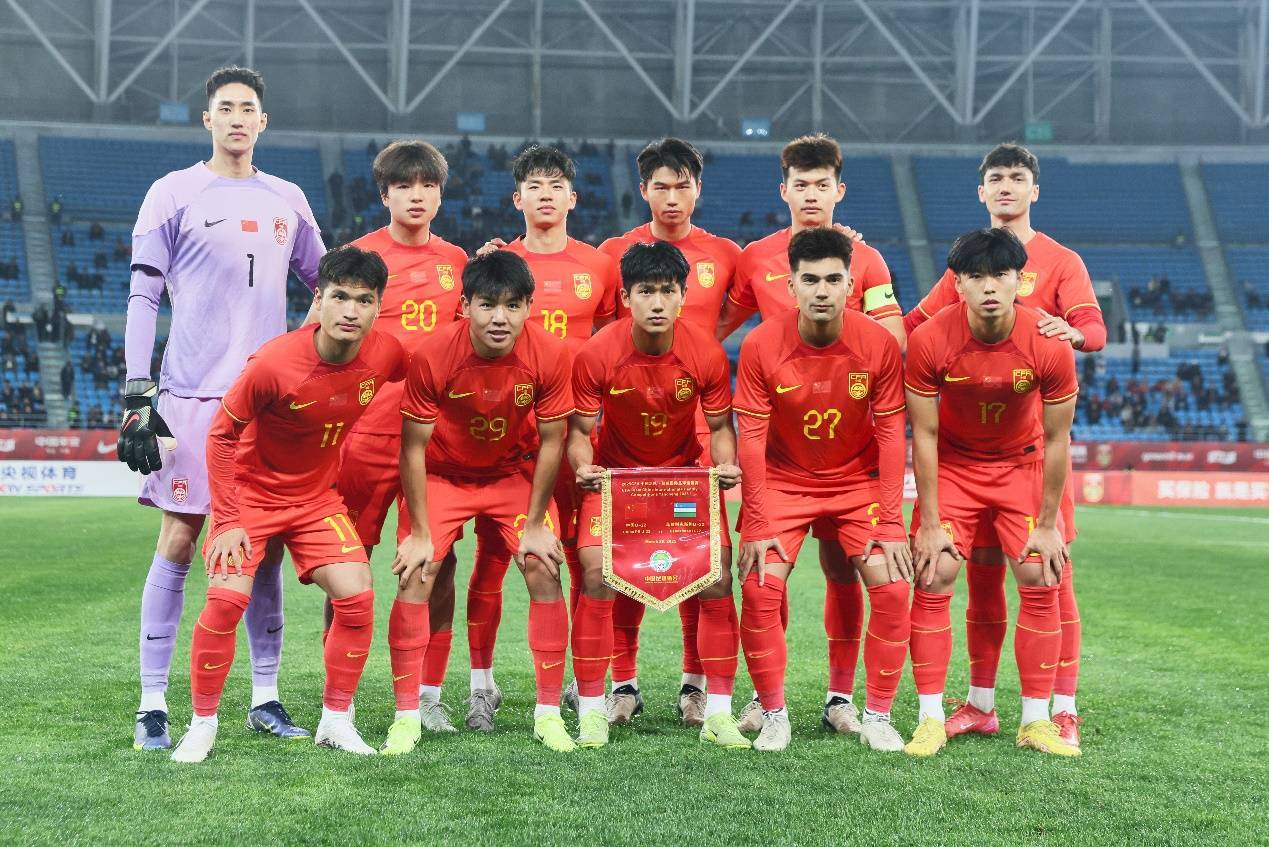 中国足球队在比赛中表现出色技术