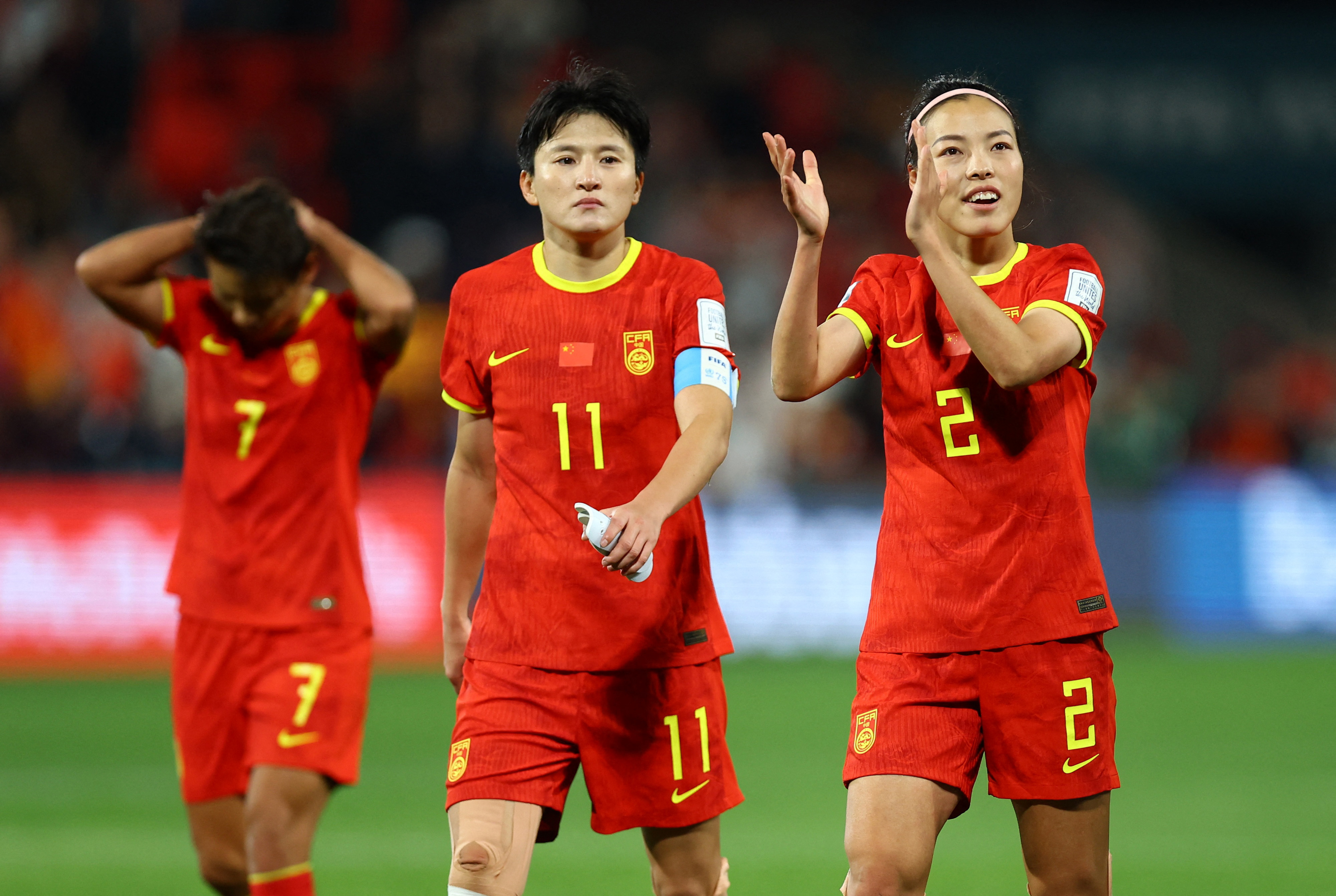 女子足球赛场上，中国队实力强劲